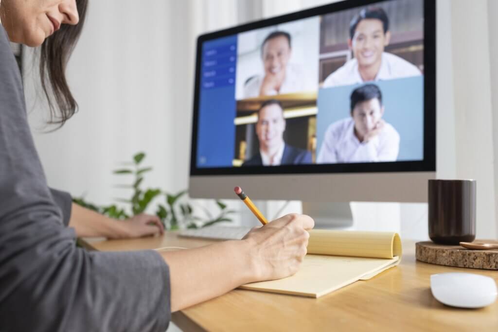 Mujer teletrabajando