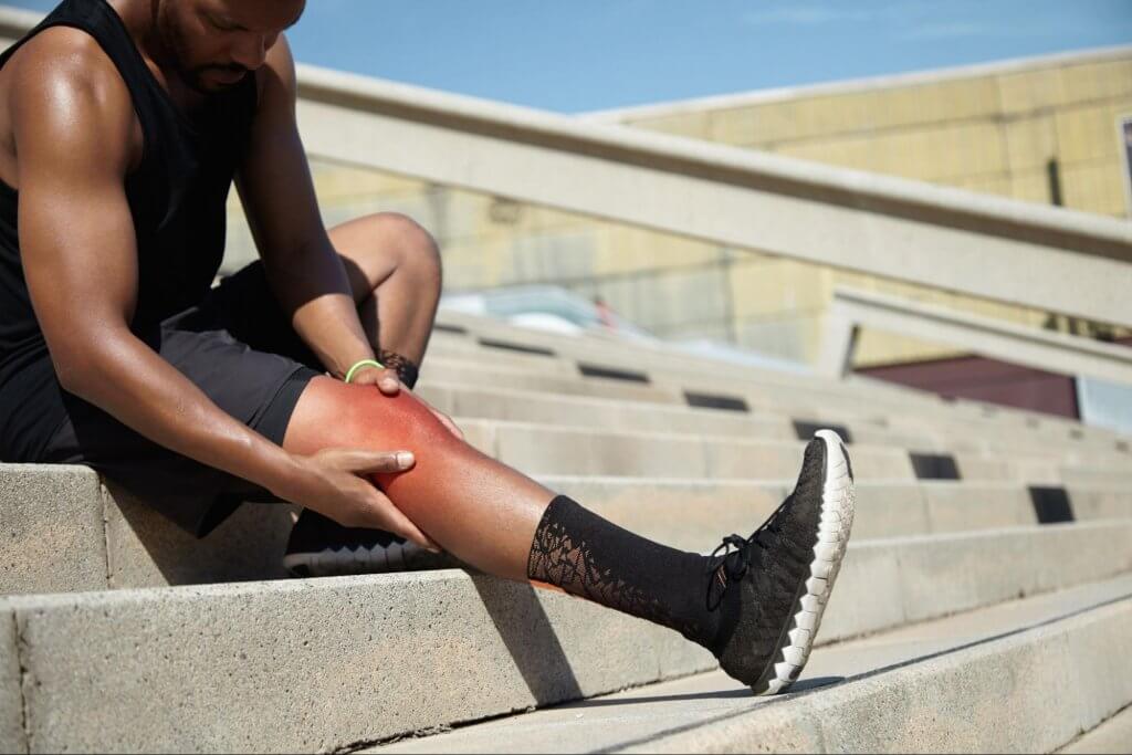 cuando realizar suturas meniscales. Hombre con dolor de rodilla.